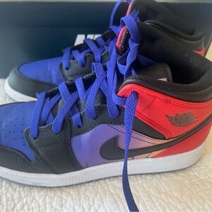 Nike Air Jordan 1 Midi SS Skyline size 6.5Y
Black Red Blue Sneakers